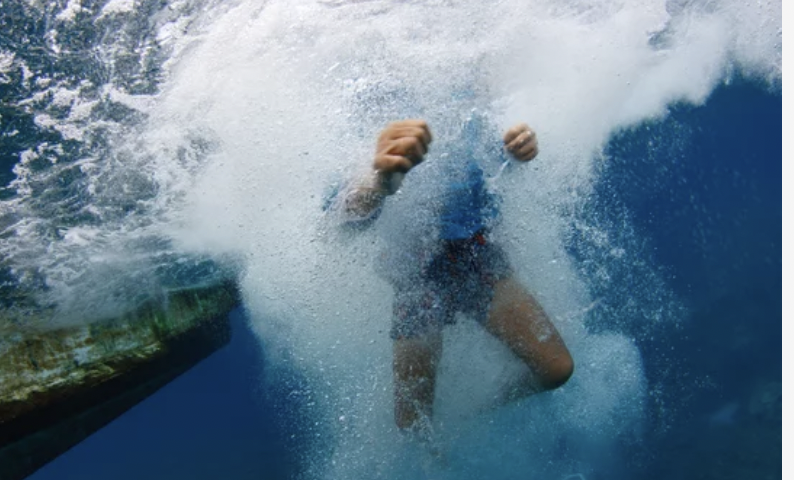 数秒遅ければ、海の中に沈んで流された・・・警官2人がチームワークで人命救助　サンタモニカ・ピア（4/10）